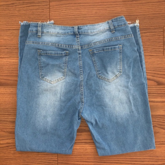 ❄️Light Wash High Waisted Jeans❄️ - Picture 2 of 4